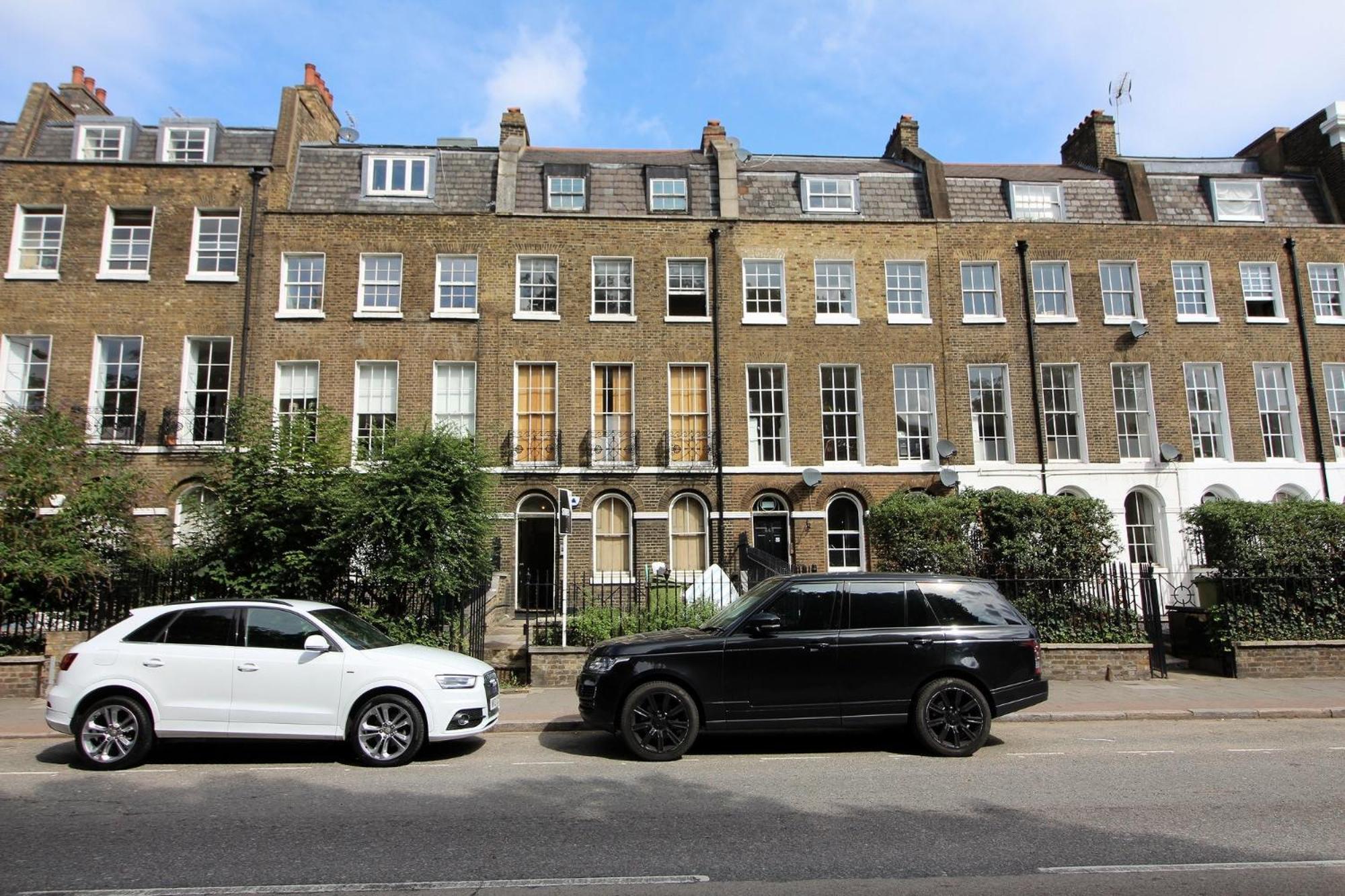 1 Bedroom Chic Flat By Hostarahomes, Sleeps Up To 4, Full Apartment, Location Londra